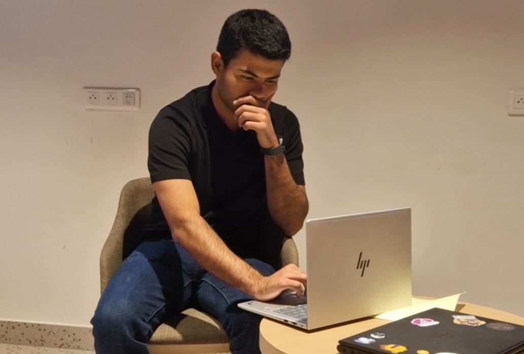 Will Lainez travaillant à l'université avec deux collègues